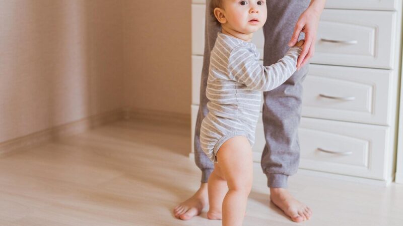 Kiedy dziecko zaczyna chodzić – etapy rozwoju i sygnały