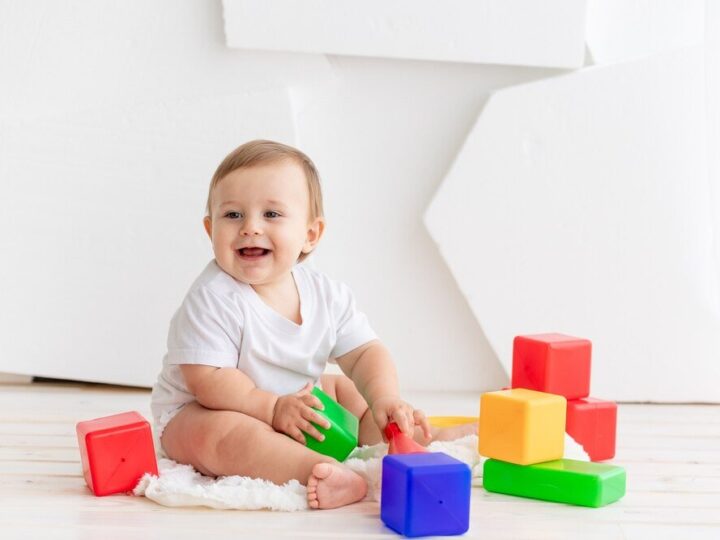 Klocki dla rocznego dziecka: Jak wybrać najlepsze pierwsze klocki?