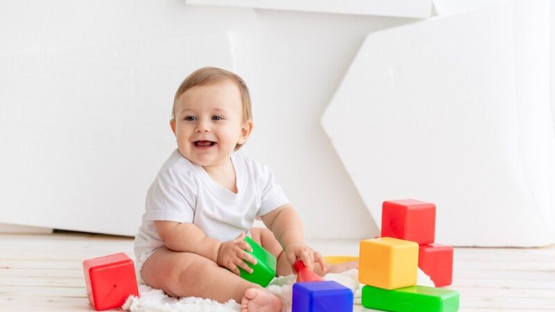 Klocki dla rocznego dziecka: Jak wybrać najlepsze pierwsze klocki?