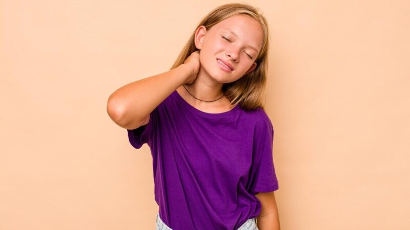 Kręcz szyi u dzieci: przyczyny, objawy i domowe sposoby leczenia