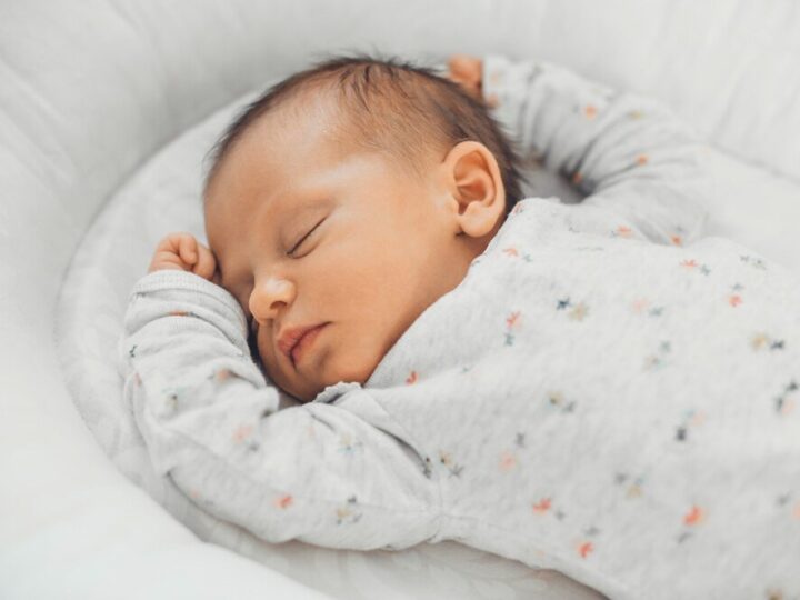 Noworodek nie chce jeść tylko śpi – kiedy się martwić?