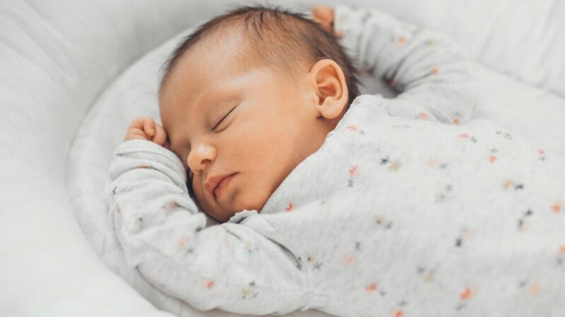 Noworodek nie chce jeść tylko śpi – kiedy się martwić?