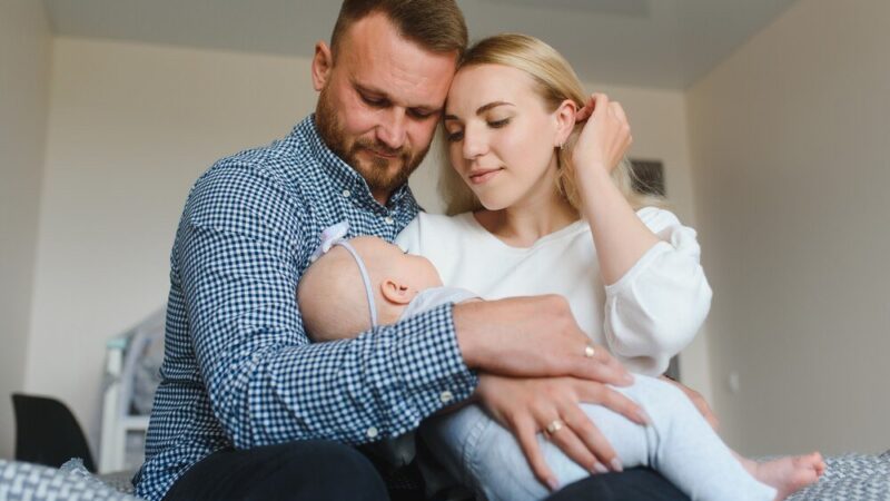 Noworodek nie przybiera na wadze – przyczyny i zalecane działania