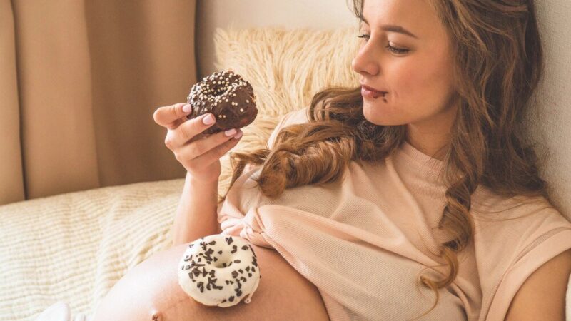 Ochota na słodkie w ciąży – co oznacza i jak sobie radzić?