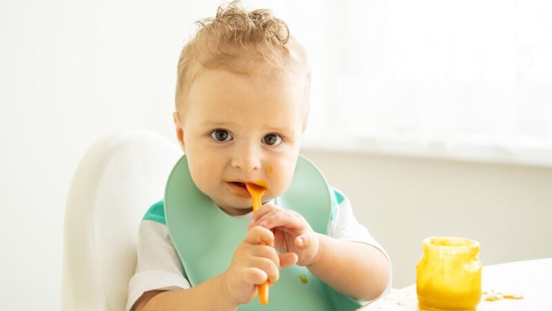 Od kiedy rozszerzać dietę niemowlaka – aktualne zalecenia