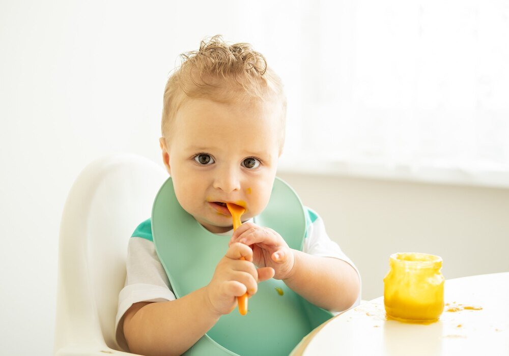 Od kiedy rozszerzać dietę niemowlaka – aktualne zalecenia