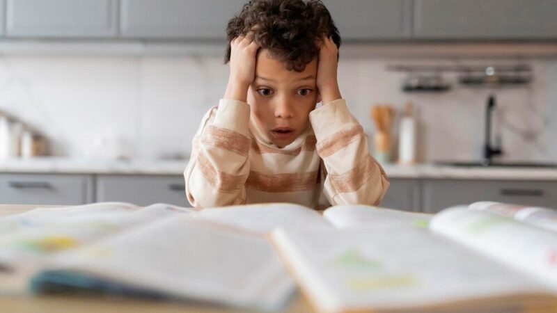 Przebodźcowanie u dzieci: Jak rozpoznać objawy i jak pomóc?