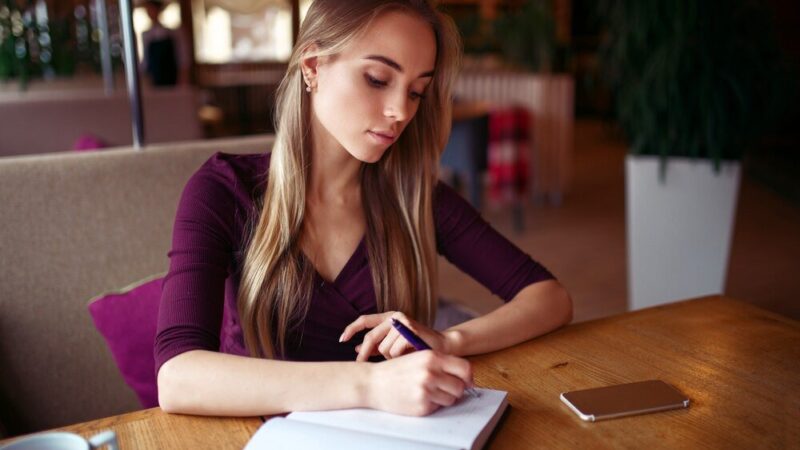 Przykładowa rozprawka – konstrukcja, schemat, najczęstsze błędy