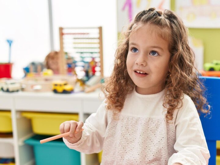 Strój galowy dla dziewczynki do przedszkola: jak wybrać idealny komplet na specjalne okazje