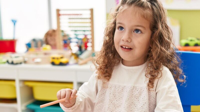 Strój galowy dla dziewczynki do przedszkola: jak wybrać idealny komplet na specjalne okazje