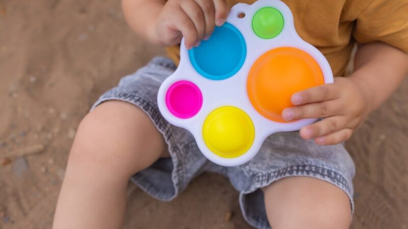 Zabawki sensoryczne dla 4 latka – propozycje rozwijające zmysły