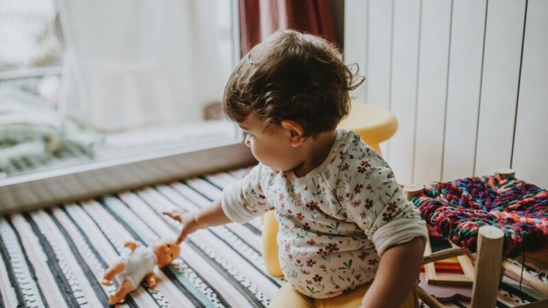 Zabawy dla dwulatka w domu – zajmujące pomysły bez ekranu