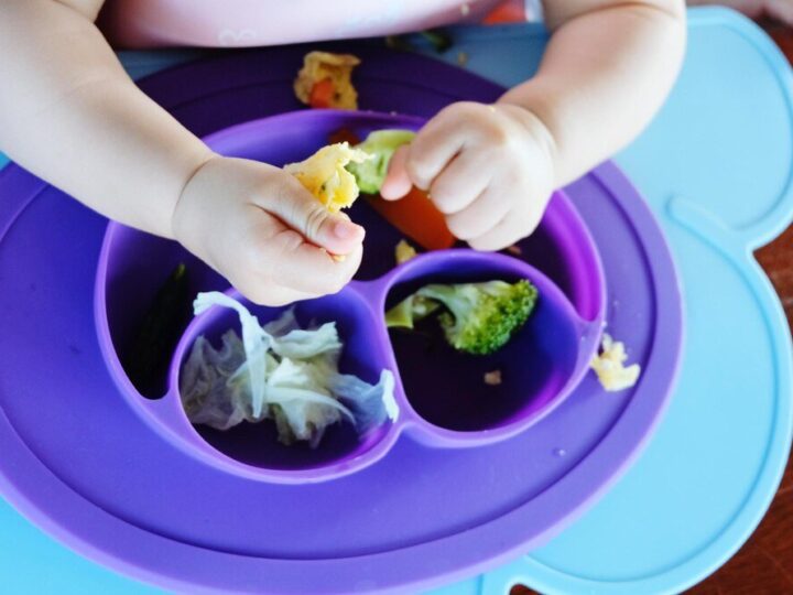 Zabawy sensoryczne dla rocznego dziecka – pomysły na codzienną stymulację