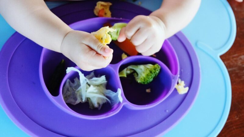 Zabawy sensoryczne dla rocznego dziecka – pomysły na codzienną stymulację