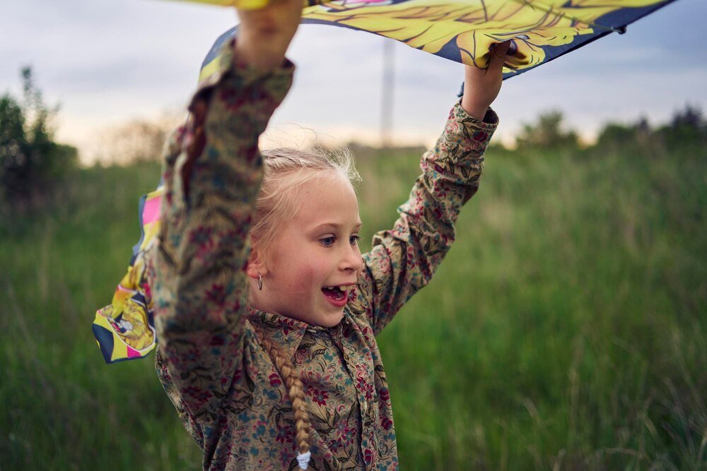 Zabawy z chustą animacyjną – scenariusze dla grupy dzieci
