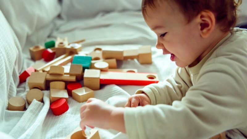 Zabawy z niemowlakiem: Pomysły na zabawy dla dzieci od 3 do 6 miesięcy