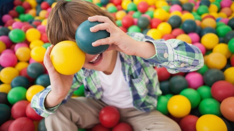 Zabawy z piłeczkami – ćwiczenia ruchowe dla najmłodszych