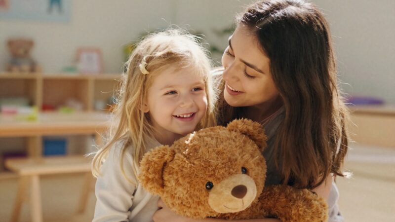 Małe wielkie kroki. Jak budować bezpieczną więź, gdy maluch rusza w świat?