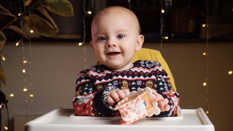 Kiedy dziecko zaczyna wstawać?